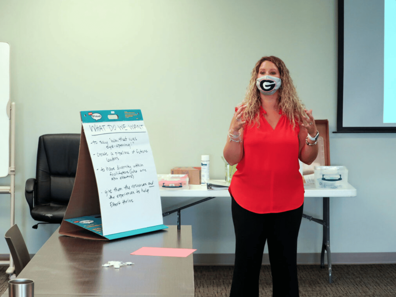 A UGA professor teaches with a mask on during the COVID-19 pandemic.